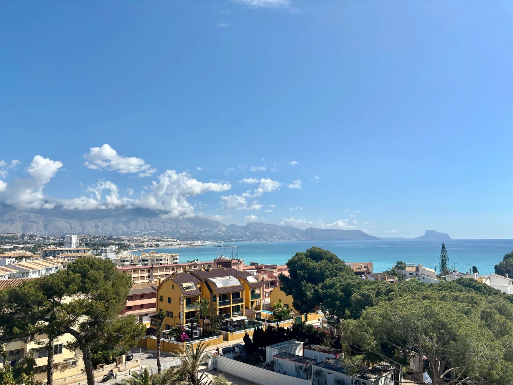 Albir y la bahía de Altea, con el Peñón de Ifach al fondo