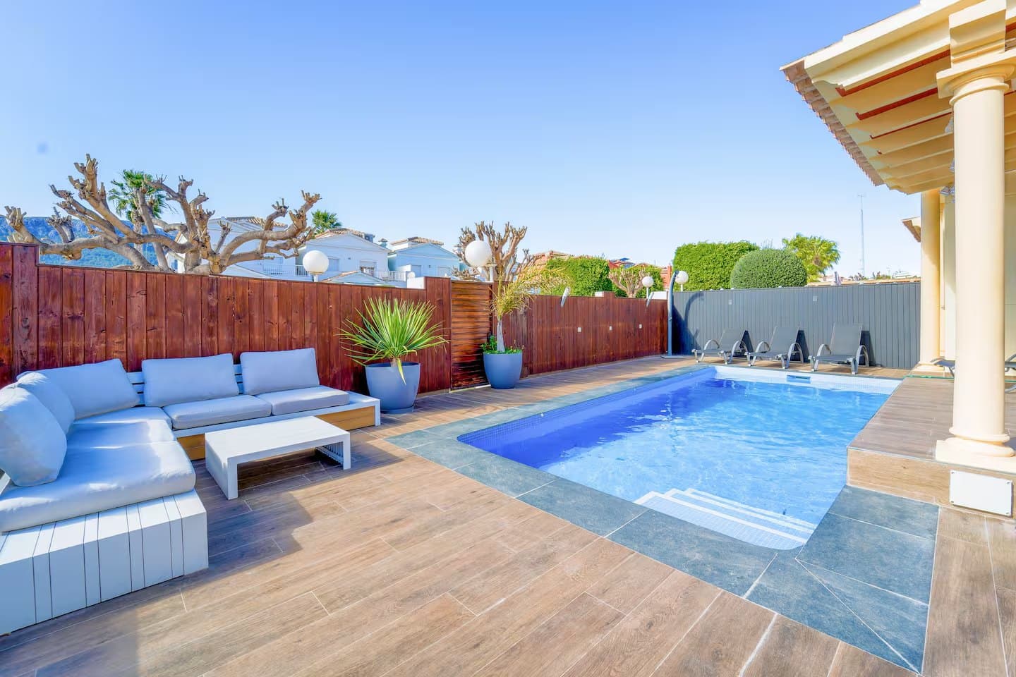 Terraza con piscina privada de una de nuestras viviendas en Calpe