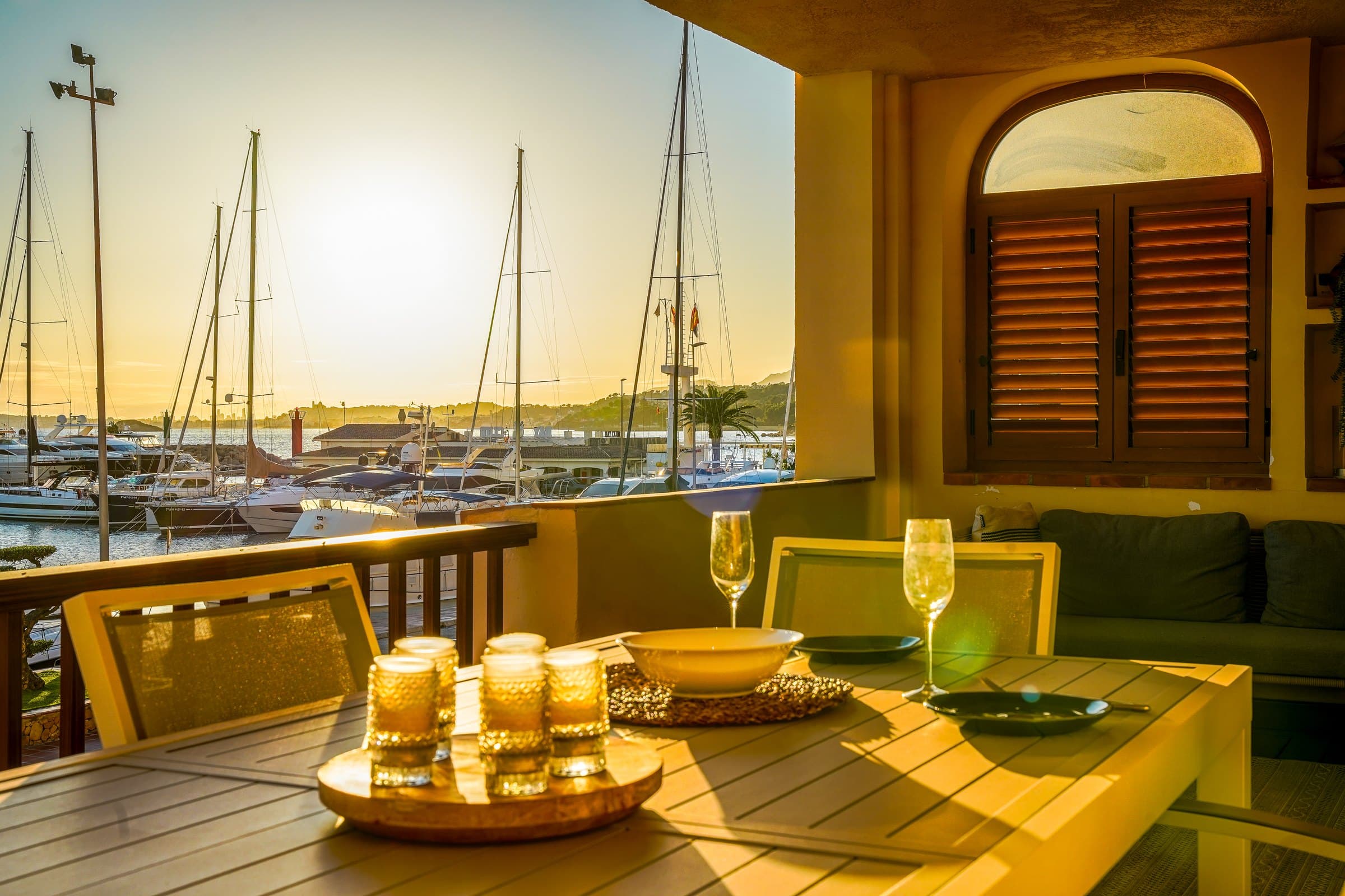 Terraza de una de nuestras viviendas en el Puerto Campomanes de Altea al atardecer, con la mesa puesta